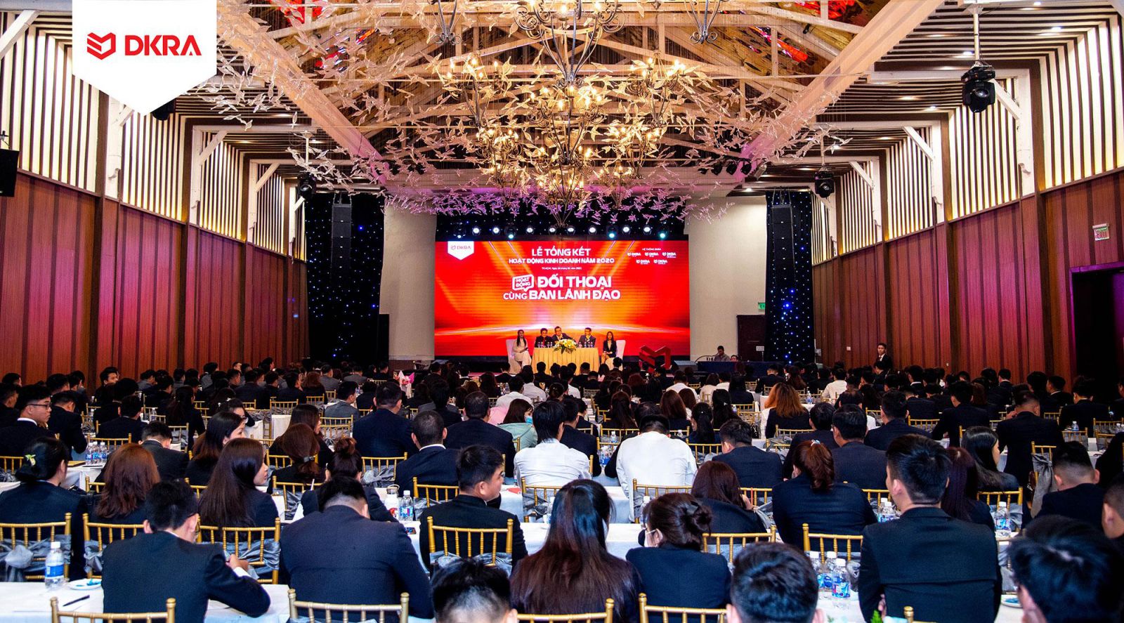 Anh Trần Hiếu – Phó tổng giám đốc khối tiếp thị và kinh doanh DKRA Vietnam vinh danh các trưởng phòng kinh doanh xuất sắc và tiêu biểu cấp hệ thống năm 2020